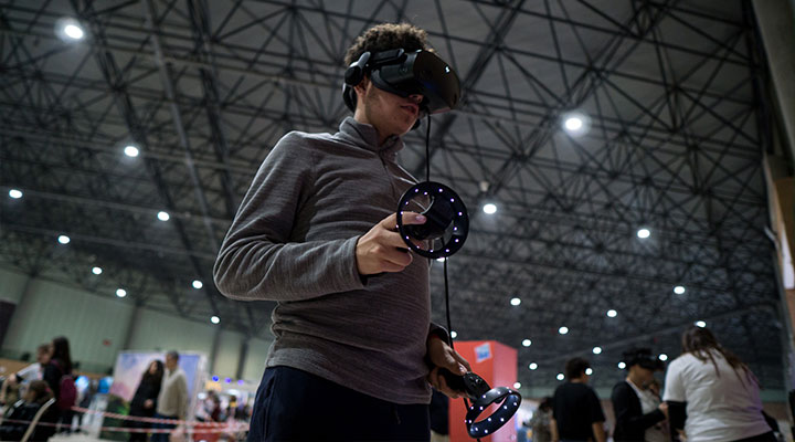 Persona experimentando realidad virtual